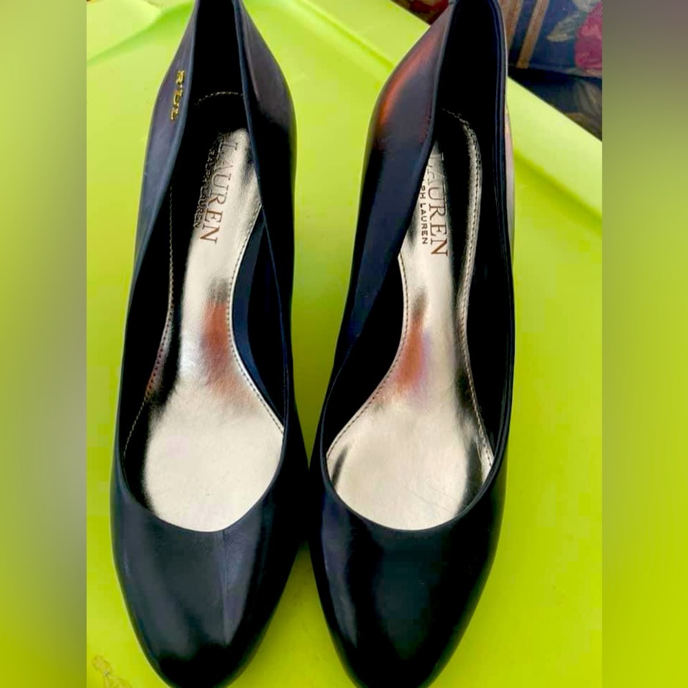 Ralph Lauren Size 8.5 Black Round Toe Pumps